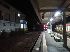 平岡駅に到着。
秘境駅が集中する区間の中間ぐらいにある観光の拠点となるような

左にある建物は、駅舎も兼ねた複合施設「ふれあいステーション」
３階には 宿泊施設もあって、今夜はそちらに泊まります☆