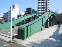 スタートしてすぐに柳橋。神田川に架かる橋で見応えがある点で指折りといえます。
古くさいリベットでぼつぼつしているのが嬉しい。