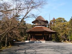 伊賀上野市の押しは、第一は伊賀流忍者、第二は藤堂高虎築城の伊賀上野城、第三は松尾芭蕉生誕の地ということらしい。最後の写真は、松尾芭蕉をしのんだ建物（俳聖殿）の写真。わりかし最近の建物。外観は立派であるとともに、内部には松尾芭蕉の像が安置されています。