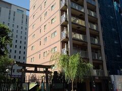 柳森神社だからね、入口に柳。