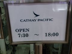 　「キャセイパシフィック航空ラウンジ」　

　中央のエレベーターで降りました。　　７時半～１８時までです。