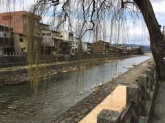 人が多すぎてゆっくり歩けない上に、案外狭い通りの中は日本酒のお店が多くて、お酒の飲めない私はちょっとイメージが違いました。
まぁ、2時間しか時間がない中でざっと歩いてただけなので、もっとじっくり探せばいいお店もあったのかもしれませんが。

ということで、添乗員さんに聞いた朝市のたつ辺りにあるというお土産横丁を目指すことに。
添乗員さんが、正式名は分からないというので（今回、そんなことが結構多かった。けど、そこの情報が大事なんだけど）、それらしきところを、川沿いに探して見つけました。