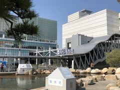 駅の横はすぐ高松港、海の街である