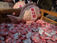 菓子屋横丁から徒歩10分の川越氷川神社に来ました。さすが若い子がいっぱい。縁結びの神様ですもんね。