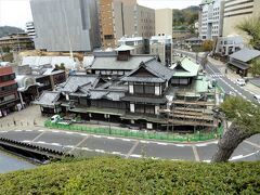 道後温泉本館を展望します・・

地図では「空の散歩道」と記されています。

