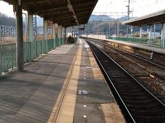 近鉄線の伊賀神戸駅のホームより。右側のホームの隣に伊賀電鉄の駅があります。見ての通り、伊賀神戸駅周辺には何もありません。