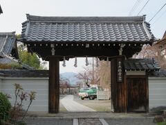 平野神社から今出川通りを東へ、河原町今出川でバスを降り（日券４回目）、北へ徒歩５分（実際には１０分はかかりました）
「本満寺」へ到着