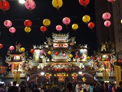 饒河街観光夜市の入口近くにある松山慈祐宮。夜市は士林夜市とどっちに行くか迷いましたが、松山慈祐宮のライトアップが見たかったため饒河街観光夜市にしました。