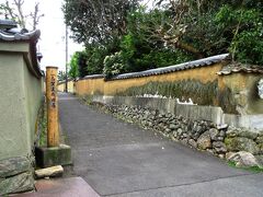 奈良町を歩いた後、高畑町までやってきました。風情ある土壁の道を抜けると、志賀直哉旧居があります。