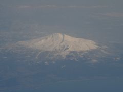 男鹿半島を過ぎると、鳥海山が見えてきました。岩木山よりたっぷりと雪が残っているようです。
