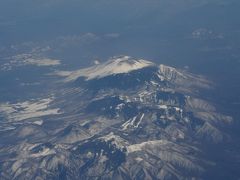 新潟を過ぎると飛行機は内陸に入ります。
すこしすると、浅間山が見えてきました。
今は噴煙を上げてないですね。
