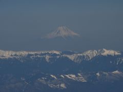 そして、日本アルプスの向こうに富士山が見えてきました。
視界がすこし悪いのが残念。(>o<)
