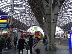 フランクフルト中央駅到着。
これは地上ホームですがSバーンは地下に着きます。

