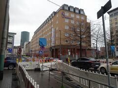 出口を右に行き直ぐに左に折れると今回の宿泊先「東横イン フランクフルト中央駅」が見えます。