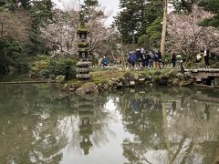 お天気は曇り空でしたが、瓢池に映る木々などにひかれパチリ。