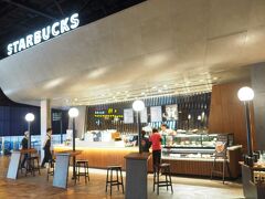 【STARBUCKS】
天井部分は、飛行機の胴体のような印象に仕上げられているそうです。
