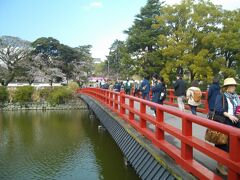 久しぶりに小田原に来たので、駅から１０分くらいの小田原城を散歩。駅から歩いて行くと、お堀に架かる赤い学橋が見えてくる。正門は更に向こうだが、とりあえずこの橋を渡って二の丸へ。