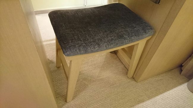 カウンター下には椅子もあります。