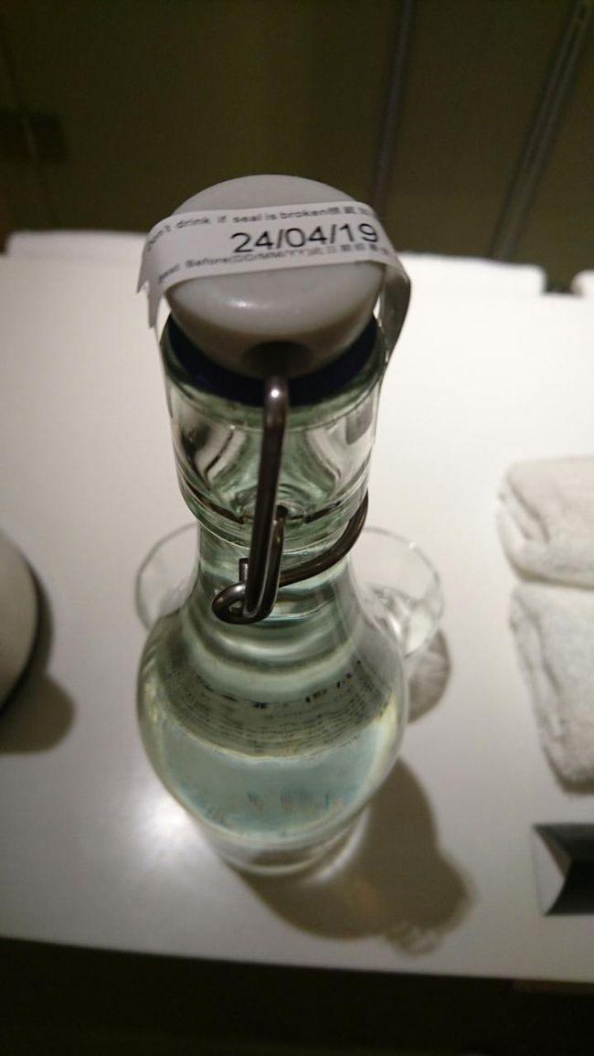 ミネラルウォーターは封がきちんとしてあります。