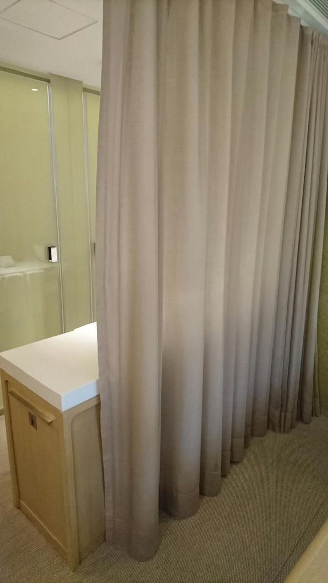 カウンターはカーテンを引いて仕切ることができます。<br /><br />厚手だったので、プライバシーは守られるのではないかと思います。<br /><br />この写真は、中途半端にカーテンを閉めておりますが<br /><br />実際はカーテンレールが長く設置されており<br /><br />寝室と水回りを仕切ることができます。