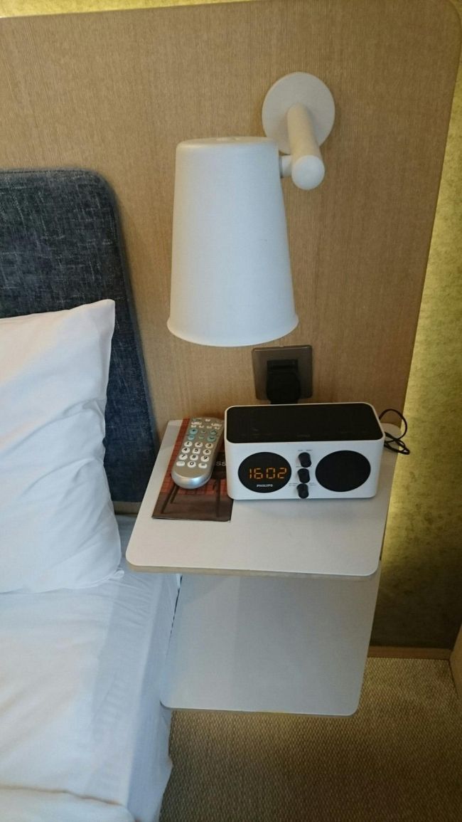 目覚まし時計とTVのリモコン。