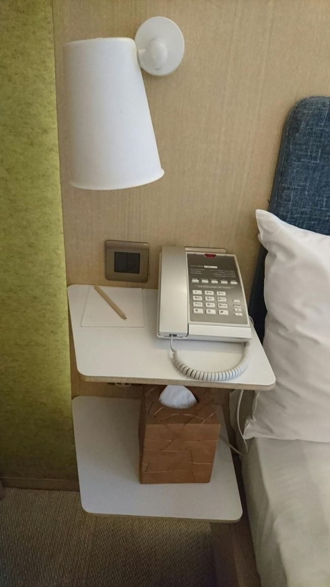 電話とティシュとメモ帳。