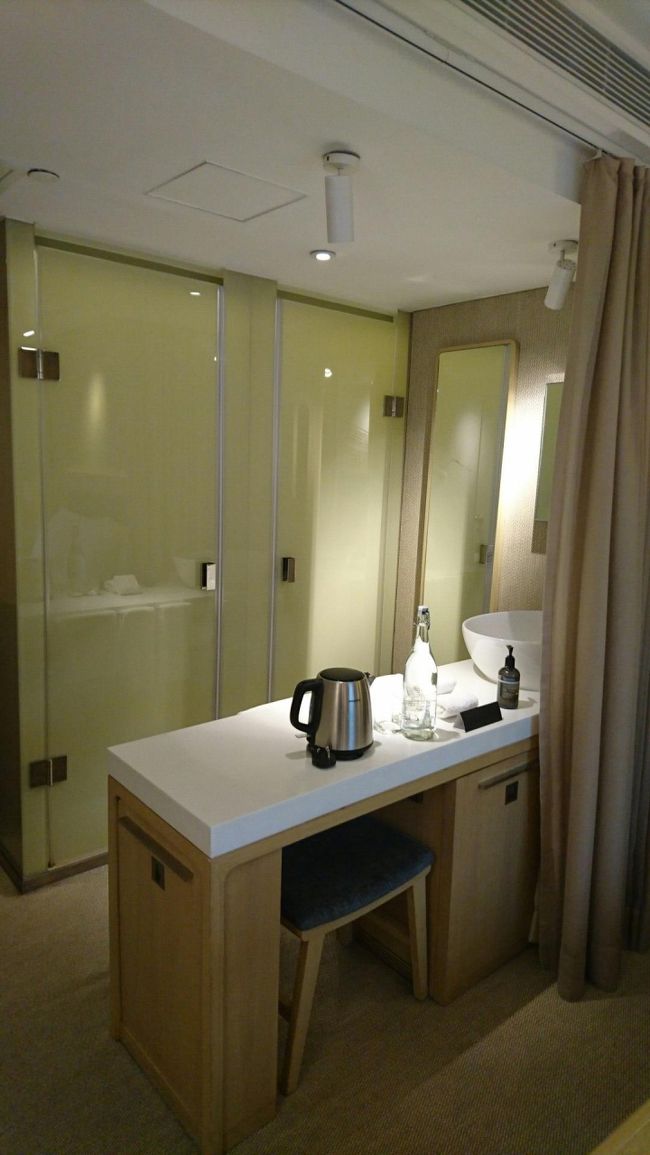 左：シャワー室<br />右：トイレ<br /><br />曇りガラスなので、透けて見えません。