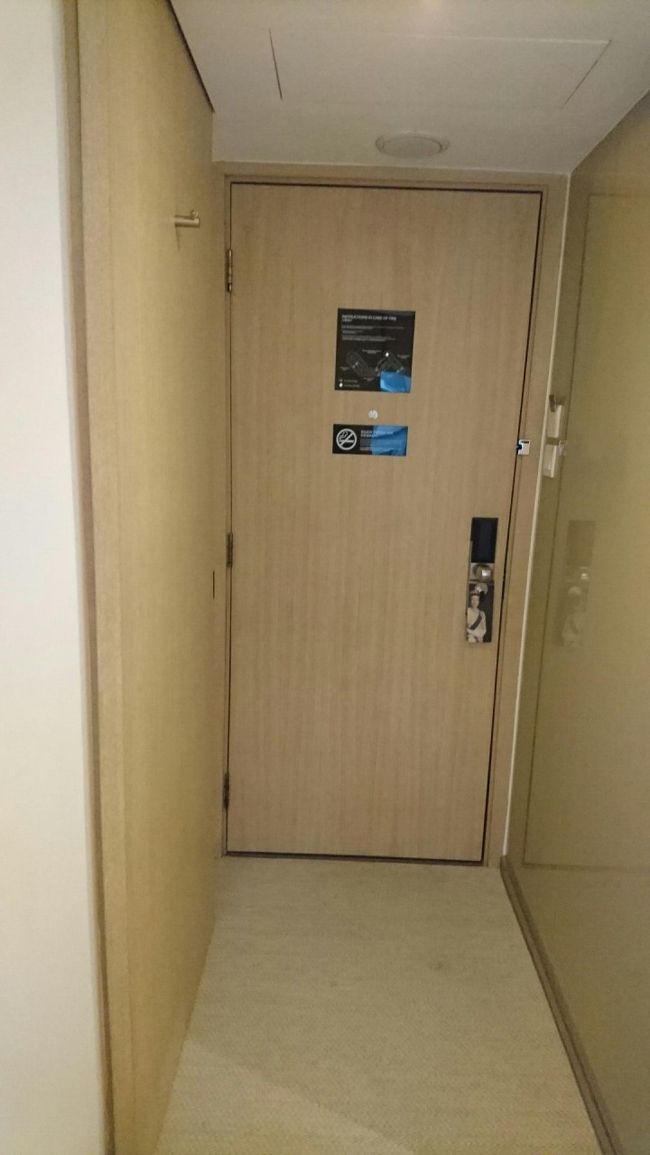 部屋から見る入口。