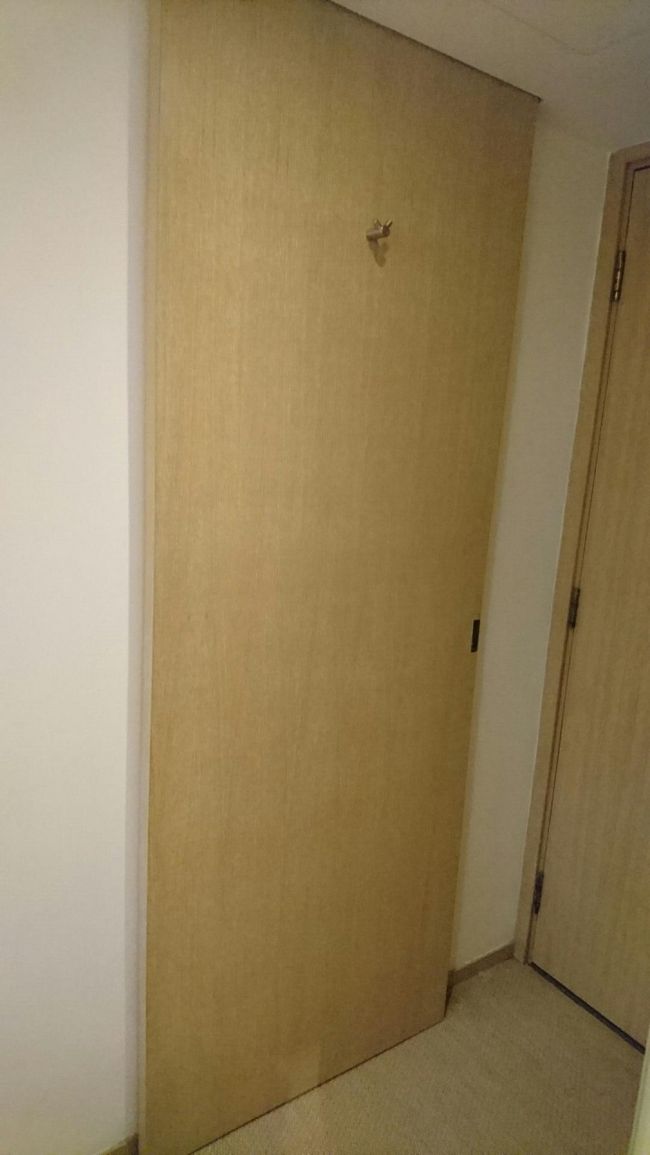 入口を見て左側の引き戸には