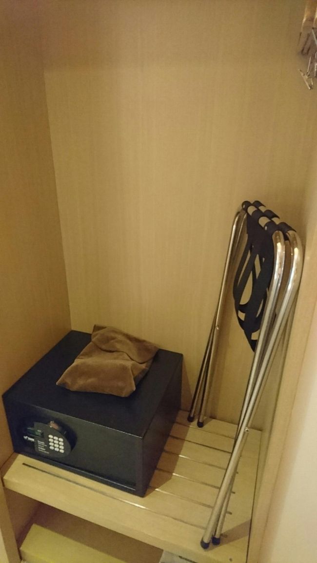 金庫と荷物置き台とドライヤーがあります。