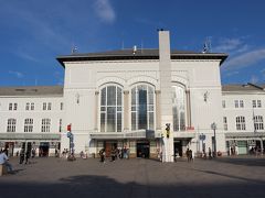 ミュンヘンから高速列車Railjetに乗って１時間半。

ザルツブルク中央駅に到着しました。

5年ほど前に改装が終わったばかりのまだ新しい駅舎です。


