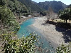 沖縄の海に負けないエメラルドグリーン　アドベンチャーワールドが休館で時間が出来てしまったので、ゆるゆる散歩しましたが、さすがに一般道を歩くのに飽きました　風も強すぎで