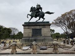 皇居へ到着！
今日は初日なので、少ないというものの、列ができています。

東京三大銅像の一つ、楠木正成像の前で待ち合わせ。

