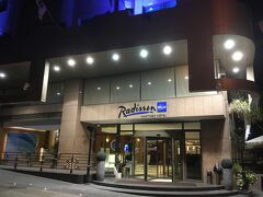 無事にベイルート・ラフィク・ハリーリ空港に到着して、タクシーで今回のお宿・Radisson Blu Martinethへ。
仕事で来てるので、一応五つ星に泊まります

空港からの足は基本的はタクシーしかないらしく、到着口で早速絡んできた運転手にスーツケースを半ば強引に持って行かれて付いていく。

結局、ホテルまでタクシーで15分程なのに46ドルも取られました（うち４ドルは駐車代だか空港内に入るために必要な経費だったらしい）。

おとなしくしてホテルにピックアップを頼んでたら31ドルだったらしく、絶対ぼられたorz