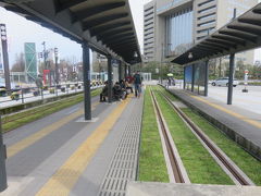 緑のじゅうたんが美しい軌道の富山駅北停留場。