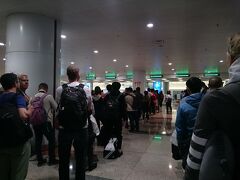 13:15 ノイバイ国際空港着。
この時間、ほかにも多くの飛行機が到着するらしく
長蛇の列のImmigration。　　