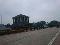 バーディン広場にあるホーチミン廟

今回は中には入ら外からの見学でしたが、
ホーチミンさんがどんなふうに眠っていらっしゃるか、
ちょっと見てみたかったです。