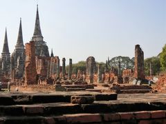 アユタヤ遺跡です。今はかつてのよすがは無く、焼けたただれた仏塔や、崩れた寺院跡が残っているだけでした。
この遺跡はワット・プラ・シー・サンペットでアユタヤ王朝の王室守護寺院です。
寺は破壊されていますが奇跡的に三基の仏塔だけが当時の姿を留めていました。