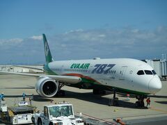 関空にわりとギリギリに到着したのですが、やや機材到着遅れということだったのでラウンジ「六甲」でオレンジジュースとやたらうまいおやつ「瀬戸しお」だけつまんで、搭乗。「比叡」でおいしいと思ったコンポタはここにはないのですね。
昨年末エバー航空に導入されたばかりの787-9、テンションが上がります。