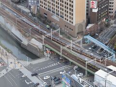 眼下に水道橋駅。電車や車が模型のよう。