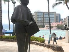 クヒオビーチにある銅像、誰かな？