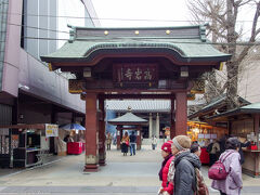 とげぬき地蔵尊 高岩寺。
年配の人が多いのは確かだけれど、年配ばかりではないと思いました。