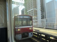 仲木戸駅。ＪＲ東神奈川駅と近いのでの乗換駅としても機能しているようです。
京急とＪＲ横浜線との乗り換えには便利！
仲木戸駅でエアポート急行羽田空港行きとすれちがい。