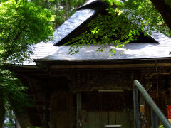 さて、本日の最後はかみのやま温泉葉山にある「高松観音」です。通りの小さな駐車場もありますが、すこし入ると御朱印所があり、そこの駐車場も参拝のお断りをすればOKです。車を停めてのぼる事約10分。なにやらひんやりとした空気に包まれた本堂が現れます。