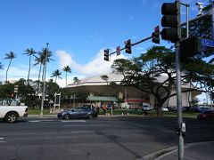 15：58
「ニール・ブレイズデル・センター」 
目の前に「Elvis Aloha From Hawaii」エルヴィス像があるのだが、今回は時間がないので次回に・・・残念。

ワード アベニューと、カピオラニ ブルーバードの交差点を左折。