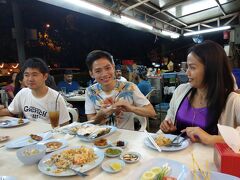 昼前の羽田発のタイ航空で夕方バンコクに到着しました。その日はラマ4世通りの頌通酒店で知り合いのタイ人の親子と誘って夕食を食べました。