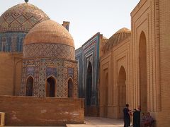 今回のウズベキスタン旅行の中でもぜひともまたリピートしたいと思った観光地がここ、サマルカンドのシャーヒズィンダ廟群。
ティムールの妻や親族などが眠る廟が一同に集まっているいます。

