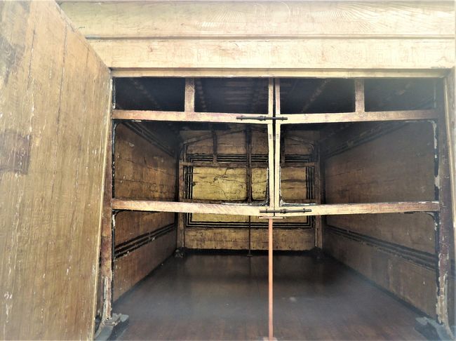 厨子の内部も金で覆われています。<br />正面の壁には牛の姿をしたハトホル女神が見えます。<br />