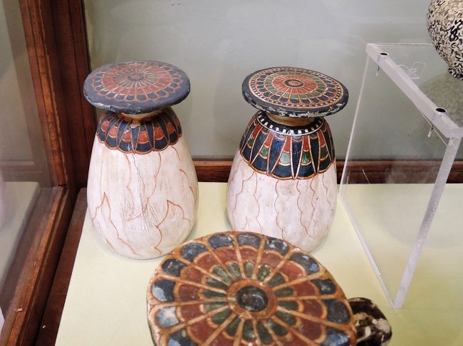 蓋つきの壺かな。<br /><br />さて、ここで、一旦グループは解散。<br />ミイラ室を見学したい人は、個人でチケットを購入して<br />ミイラ室に入ります。