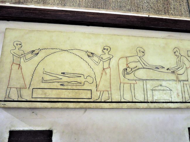ミイラ室前展示されていた絵。<br />ミイラの作り方でしょうか。<br />聖水をかけて、死者を清め